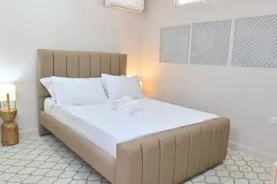 a bedroom with a large bed with white sheets at Apartahotel Edificio Baquero x10 Apto 403 in Barranquilla