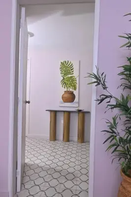 a potted plant sitting on a table in a hallway at Apartahotel Edificio Baquero x10 Apto 403 in Barranquilla