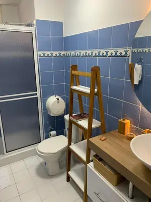 a bathroom with a toilet and a sink at Apartahotel Edificio Baquero x5 Apto 401 in Barranquilla