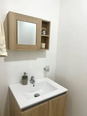 a bathroom with a white sink and a mirror at Moderno y amplio apartamento cerca a la playa! in Cartagena de Indias