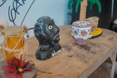 a wooden table with a statue of a dog on it at Hotel - Granja de Animales San Basilio de Palenque in San Basilio del Palenque