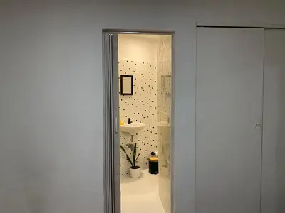 a bathroom with a sink and a mirror at Habitación Cerca de aeropuerto in Cartagena de Indias