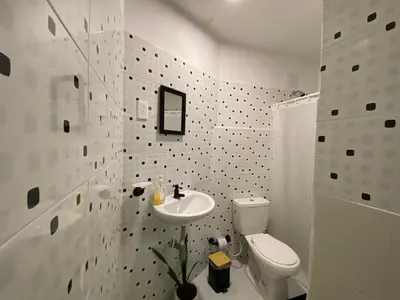 a white bathroom with a toilet and a sink at Habitación Cerca de aeropuerto in Cartagena de Indias
