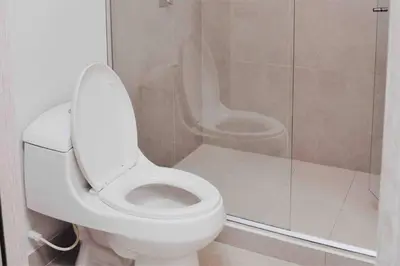 a bathroom with a toilet and a shower at Lujoso Penthouse - Vista al Mar - Playa Privada in Cartagena de Indias
