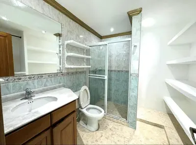 a bathroom with a toilet and a shower and a sink at Casa de Lujo en Condominio Privado por habitaciones in Cartagena de Indias