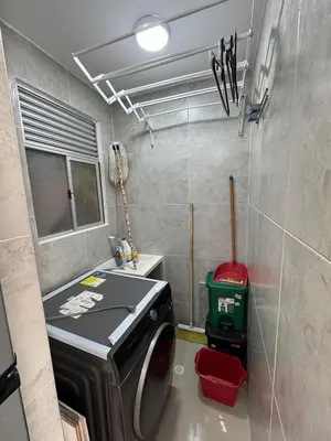 a small kitchen with a washing machine in a room at Apto amoblado en Alameda del Río in Barranquilla