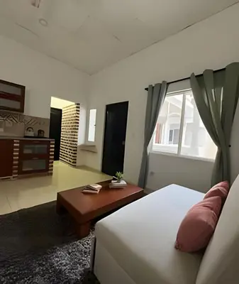 a bedroom with a bed and a living room with a table at Céntrico y confortable apto casa Doña yola 5 in Cartagena de Indias