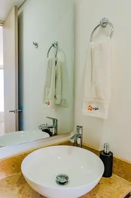 a bathroom with a white sink and a mirror at U-GO Ocean Drive: Apto Moderno con Balcón y Mar in Cartagena de Indias
