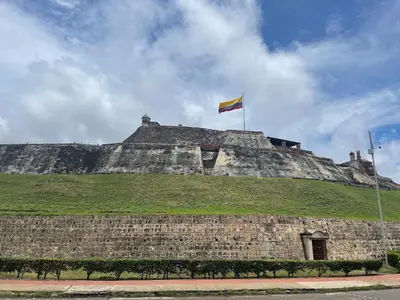 a flag flying on top of a castle at U-GO Edificio H2 en Bocagrande Frente al Mar in Cartagena de Indias