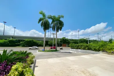 a parking lot with palm trees and a car at Apartamento 2 Dormitorios Morros. Salida playa in Cartagena de Indias