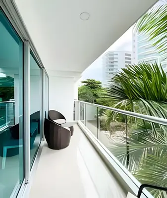 a balcony with a black chair and a window at Apartamento 2 Dormitorios Morros. Salida playa in Cartagena de Indias