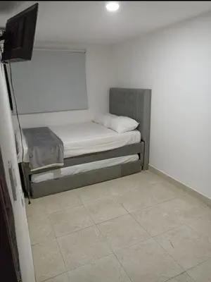 a small room with a bed and a television at Hermoso y cómodo apartamento in Cartagena de Indias