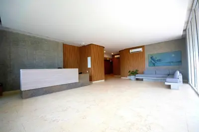 a living room with a couch and a table at Exclusivo apartamento en Cielo Mar-playa las Americas, con maravillosas vistas del atardecer de Cartagena in Cartagena de Indias