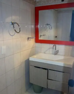 a bathroom with a sink and a mirror at Apartamento en Cartagena, cerca al mar, edificio Nuevo Conquistador in Cartagena de Indias