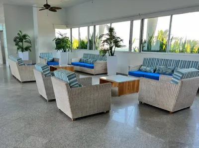 a lobby with chairs and couches in a building at Apartamento ideal frente al mar con vista espectacular in Cartagena de Indias