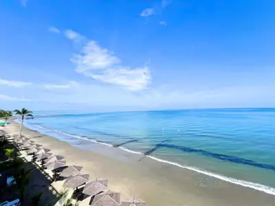 a beach with umbrellas and the ocean at Casa Luna Laguna Beach in Tolú