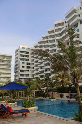 a resort with a swimming pool and palm trees at Apartamento Cartagena Morros Epic con acceso directo a la playa in Cartagena de Indias