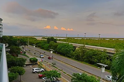 a highway with cars parked on the side of the road at Apartamento Cartagena Morros Epic con acceso directo a la playa in Cartagena de Indias