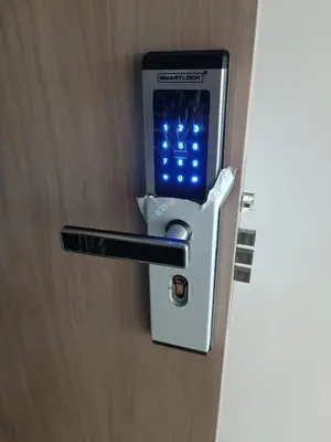 a locking door with a smart lock on it at Apartamento Frente al Mar Amoblado Cartagena in Cartagena de Indias