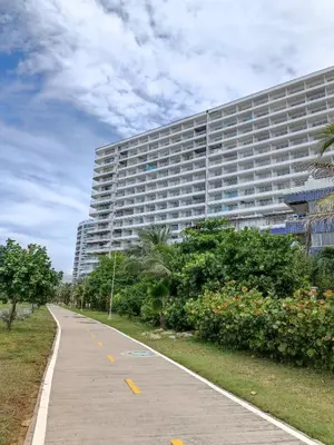 a large building on the side of a sidewalk at Apartamento Frente al Mar Amoblado Cartagena in Cartagena de Indias