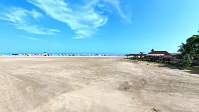 a sandy beach with a blue sky and the ocean at Paraíso Costero Morros Vitri La Boquilla familiar 4 personas in Cartagena de Indias