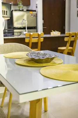 two straw hats sitting on a table in a kitchen at Paraíso Costero Morros Vitri La Boquilla familiar 4 personas in Cartagena de Indias