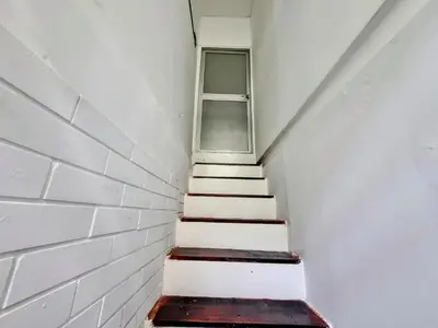a stairway with a window and a stair case at Apartamento Cerca al Faro y la Playa in Puerto Colombia