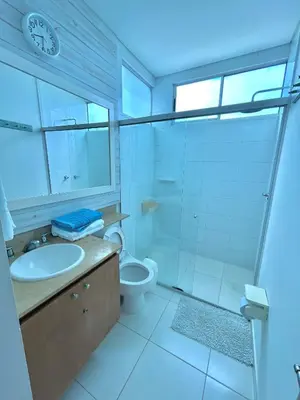 a bathroom with a shower and a sink and a toilet at Apartamento con vista al mar en Coveñas in Coveñas