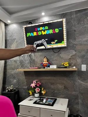 a person playing a super mario world video game at AQUALINASTAR in Cartagena de Indias