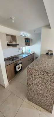 a large kitchen with a stove and a counter top at Espectacular apartamento piso 14 al norte de Barranquilla in Barranquilla
