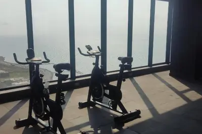 a group of exercise bikes in a room with a window at Apartamento nuevo en cartagena en el cabrero in Cartagena de Indias