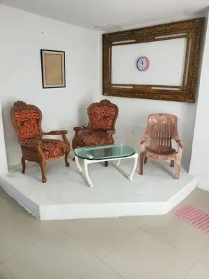 a room with two chairs and a glass table and two chairs at Apartamentos y habitaciones cerca a marbella in Cartagena de Indias