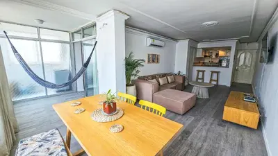 a living room with a table and a couch at El Laguito Cartagena - Apartamento 2 habitaciones acceso directo a playa in Cartagena de Indias