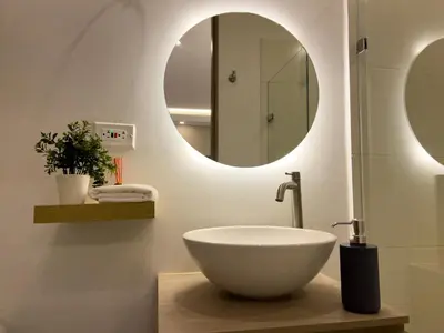 a bathroom with a bowl sink and a mirror at Lujoso apartamento cerca al Aeropuerto y Ciudad Amurallada in Cartagena de Indias