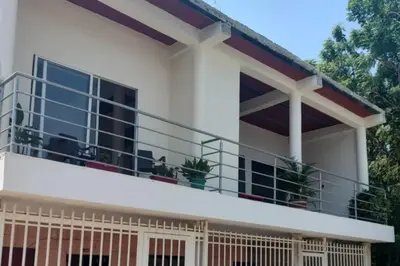 a house with a large balcony at Apartamento Dorado Sunset in Santa Marta