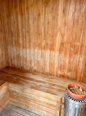 a corner of a wooden room with a pot of plants at Apartamento Duplex en Barranquilla in Barranquilla
