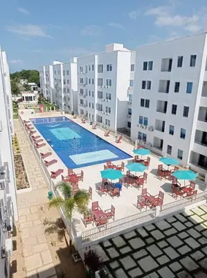 an overhead view of a swimming pool with chairs and umbrellas at Apartamento familiar en Coveñas in Coveñas