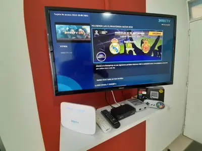 a computer monitor on a desk with a remote control at Apartamento familiar en Coveñas in Coveñas