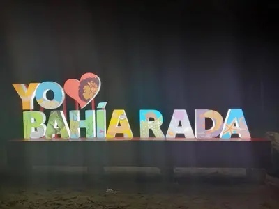 a sign that says yo bahama in neon lights at Cabaña Villa July in Moñitos