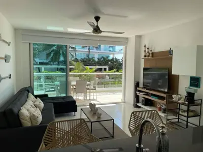 a living room with a couch and a tv at Morros 3 con salida al mar y Piscina in Cartagena de Indias