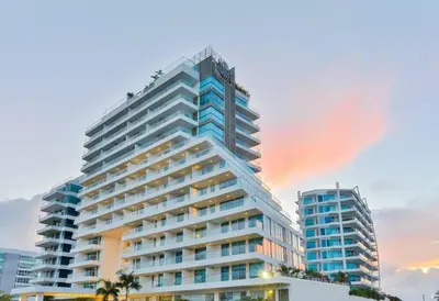 a tall building with a sunset in the background at Sensacional! Apartamento Cartagena Morros SeaWay in Cartagena de Indias