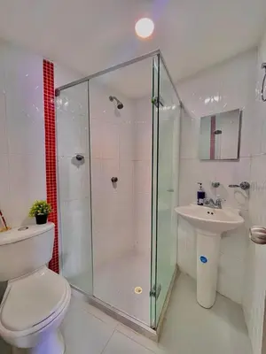 a bathroom with a shower and a toilet and a sink at Apartamento bonito en Cartagena ,el laguito bocagrande con vista al mar in Cartagena de Indias