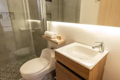 a bathroom with a toilet and a sink and a shower at Casa Mishka Hotel Boutique Habitación #105 Nuevo Cartagena in Cartagena de Indias