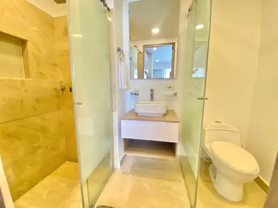 a bathroom with a shower and a toilet and a sink at Hermoso Aparta Suite en Crespo a 5 minutos caminando del aeropuerto primera línea Mar in Cartagena de Indias