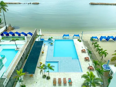 an overhead view of a swimming pool next to the beach at Magico Apartamento Frente al Mar 4 Habitaciones BM63 in Coveñas