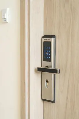 a smart lock on a door with a cell phone at CB821 | Apartamento de lujo Vista al Mar Piscina in Cartagena de Indias