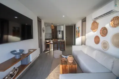 a living room with a white couch and a table at Hermoso apartamento con vista al mar in Cartagena de Indias