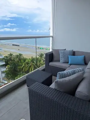 a balcony with couches and a view of the beach at Hermoso apartamento con vista al mar in Cartagena de Indias