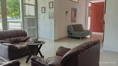 a living room with a couch and a chair at TOLU ALOJAMIENTOS Oasis tropical elegante, relax, apartamento amoblado in San Silvestre
