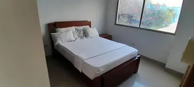 a bedroom with a large bed with a window at TOLU ALOJAMIENTOS Oasis tropical elegante, relax, apartamento amoblado in San Silvestre